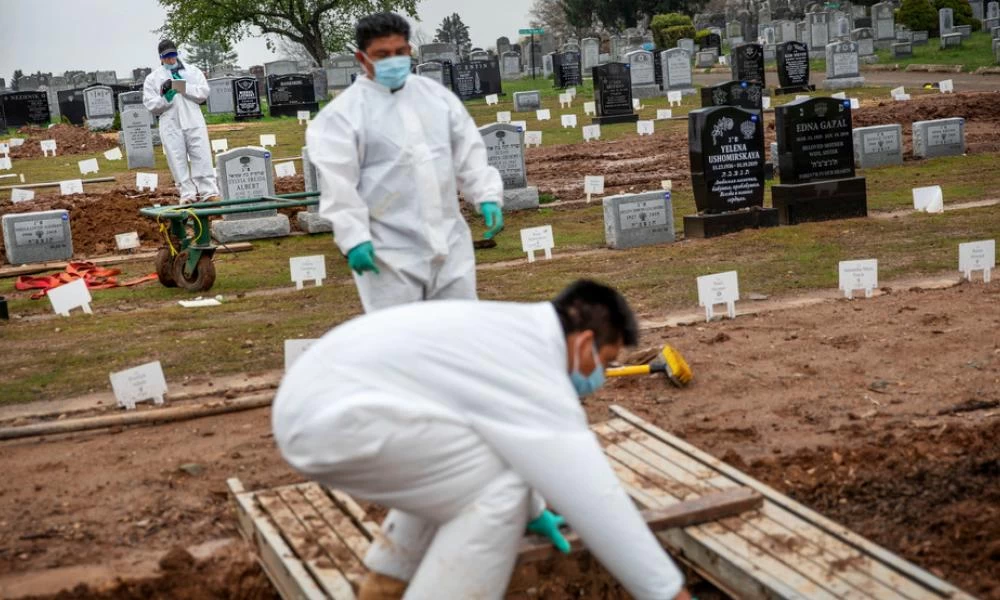 Κορονοϊός: Δεν πέφτουν κάτω από 1000 οι ημερήσιοι θάνατοι στις ΗΠΑ